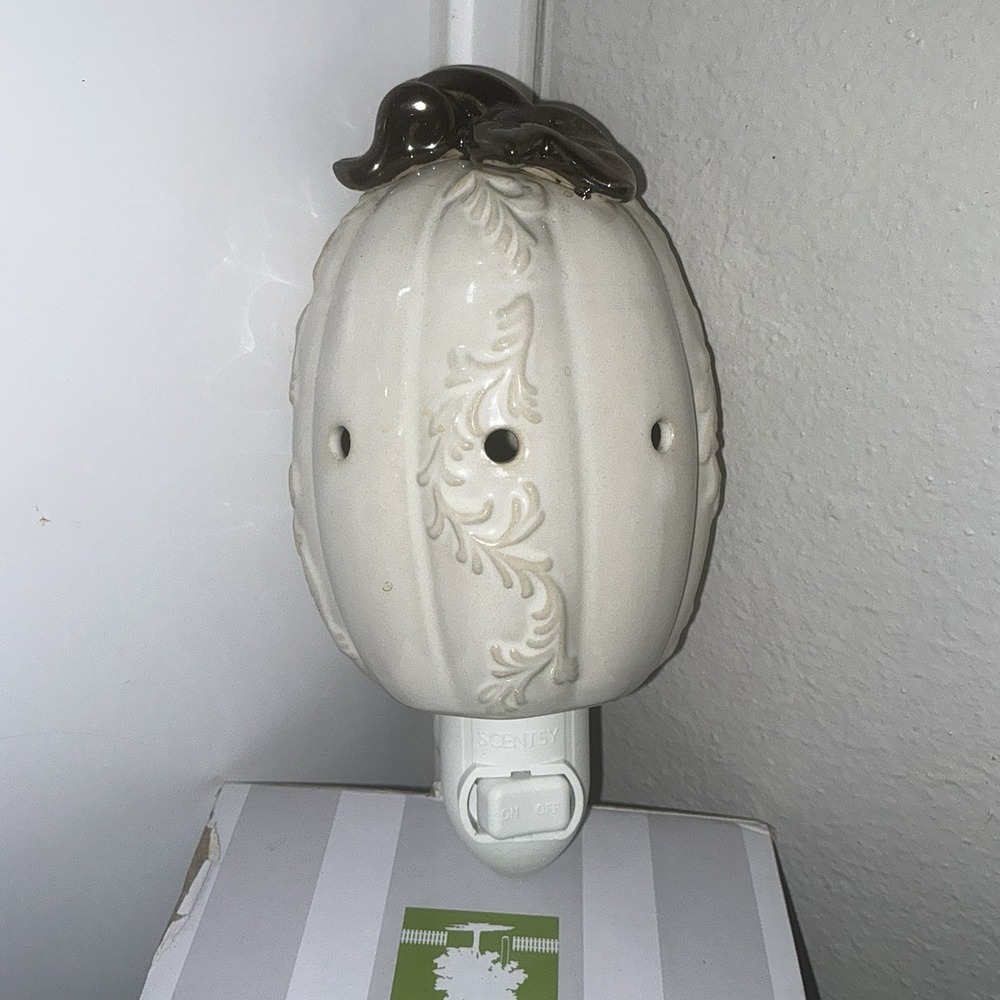 Scentsy Lumina Autumn Pumpkin design Wax Warmer, plug in - original box